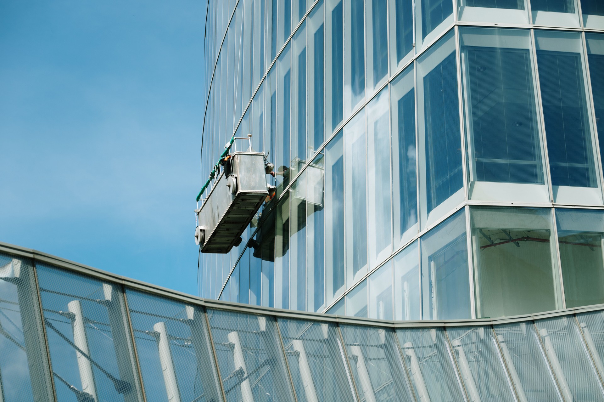 Skyscraper with suspended washing scaffolding